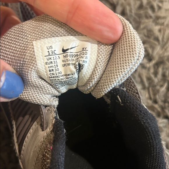 Nike Kids' Vomero 5 Sneaker Gray and Black Size 13C - Picture 8 of 9